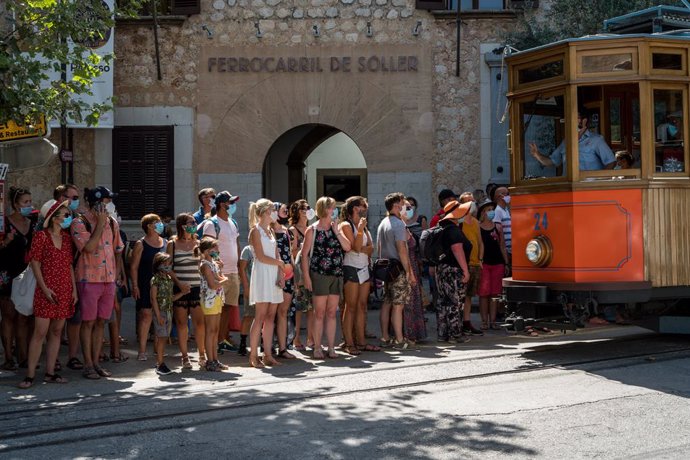 Archivo - Un grupo de turistas, espera el tranvía que se dirige a Sóller, Mallorca, Islas Baleares (España), a 28 de julio de 2020. 