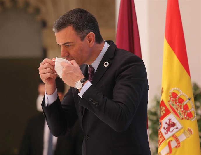 El presidente del Gobierno, Pedro Sánchez, se quita la mascarilla en la presentación del acto 'Haciendo de España un polo industrial del hidrógeno verde en Europa', a 24 de mayo de 2021, en Toledo, Castilla-La Mancha, (España). Este encuentro está convo