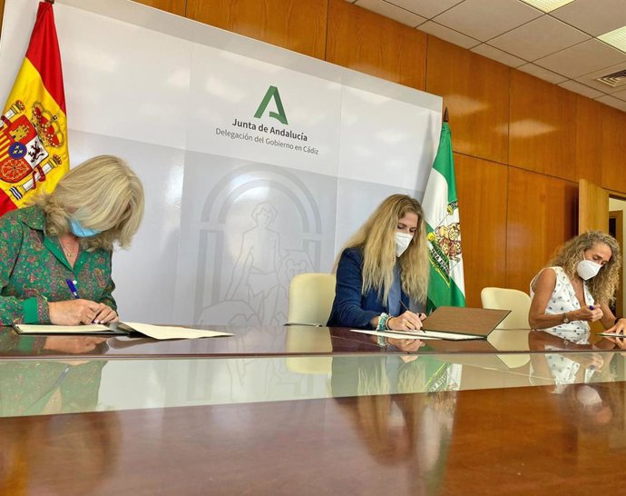 Mestre y Colombo firman el contrato para el inicio de obra del nuevo acceso a Alcalá del Valle desde la A-384