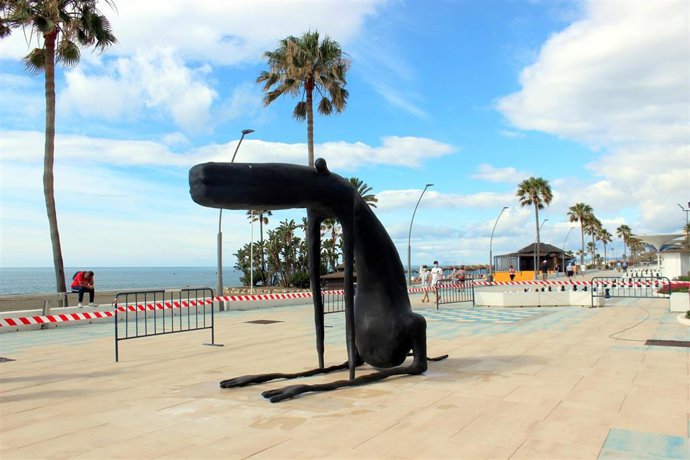 Escultura 'Perro' de Rafa Macarrón en el municipio malagueño de Estepona