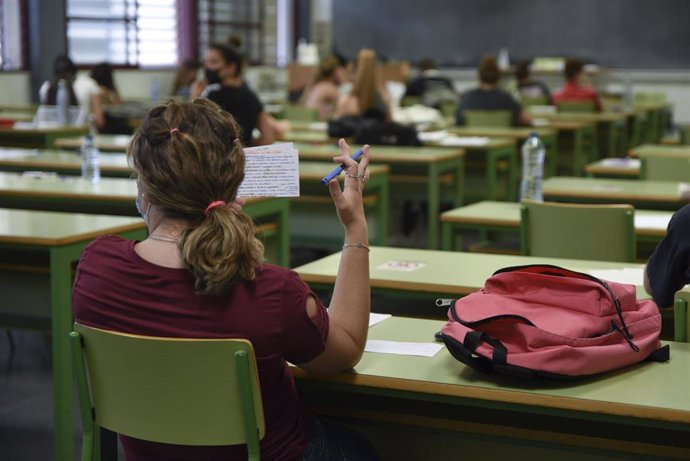 Una estudiante en uno de los exámenes de la selectividad 2021 en Valncia. 