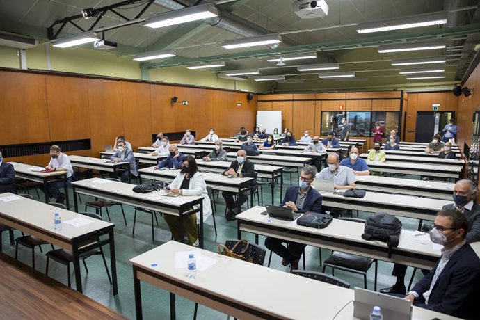 Profesionales  del sector de automoción reunidos en la sesión semestral que organiza la Plataforma Navarra por el Vehículo Eléctrico, Autónomo y Conectado.