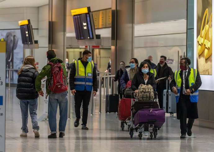 Pasajeros en el aeropuerto de Heathrow, en Londres