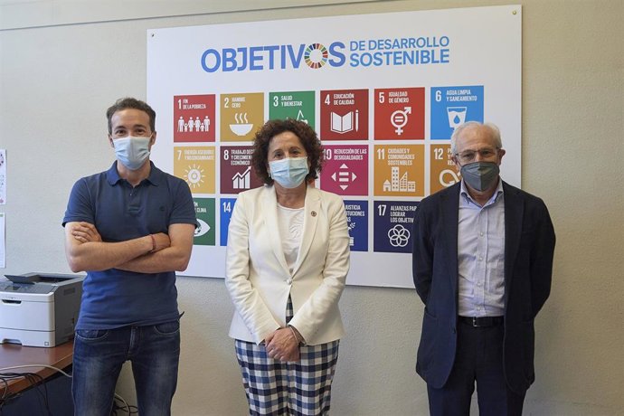 El director general del Observatorio de la realidad social, Luis Campos; la consejera Carmen Maeztu; y el vicepresidente de la Fundación Tomás y Lydia Recari, Miguel Echarri