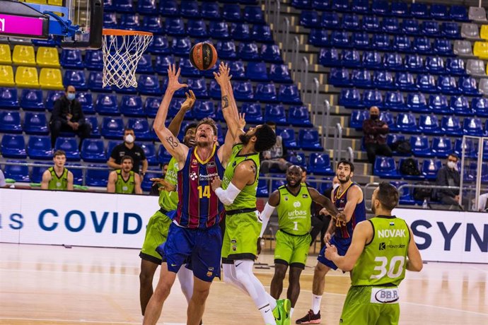 Archivo - Artem Pustovyi of Fc Barcelona fights for the ball with Melo Trimble of Urbas Fuenlabrada during the Liga Endesa ACB match between FC Barcelona and Urbas Fuenlabrada at Palau Blaugrana on March 28, 2021 in Barcelona, Spain.