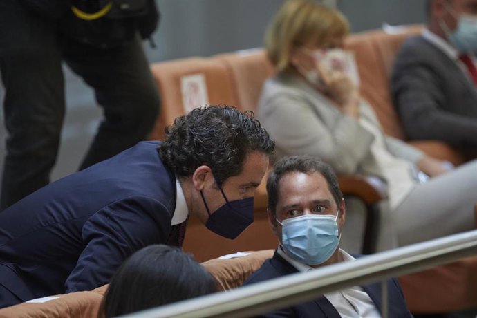 El secretario general del Partido Popular, Teodoro García Egea, conversa en la segunda sesión del pleno de investidura de la presidenta en funciones de la Comunidad y candidata a la reelección, Isabel Díaz Ayuso, a 18 de junio de 2021, en Madrid (España