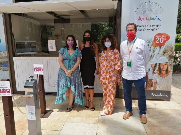 La delegada territorial de Turismo en Málaga, Nuria Rodríguez, durante una visita a la promoción itinerante organizada por la Consejería