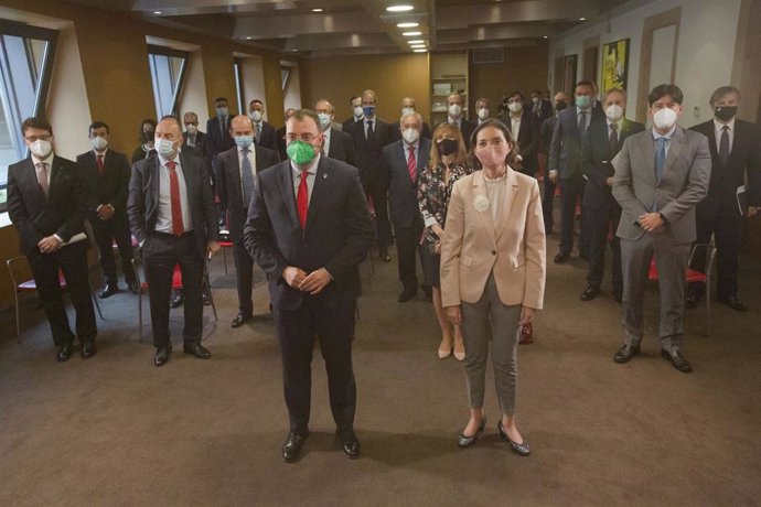 El presidente del Principado de Asturias, Adrián Barbón y la ministra de Industria, Comercio y Turismo, Reyes Maroto, posan con empresarios de Asturias, durante un encuentro, a 18 de junio de 2021, en el Hotel Barceló Oviedo.