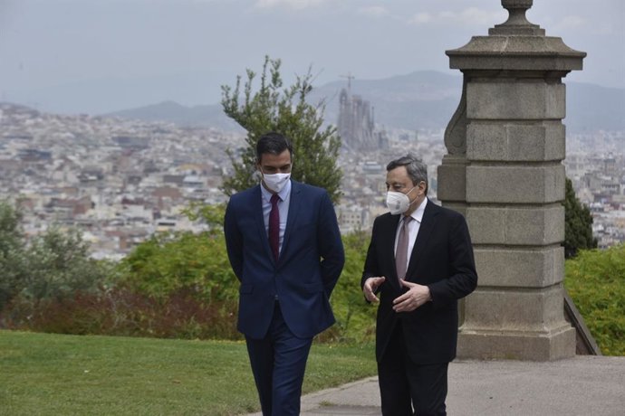 El presidente del Gobierno, Pedro Sánchez, y el primer ministro italiano, Mario Draghi, en un encuentro con motivo del acto de clausura de la XXXVI Reunió Cercle dEconomia, a 18 de junio de 2021 en Barcelona
