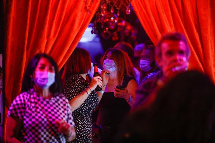 Arxiu - Algunes persones surten del bar Evelasting Love al carrer Primer de Maig durant l'assaig clínic a Sitges.