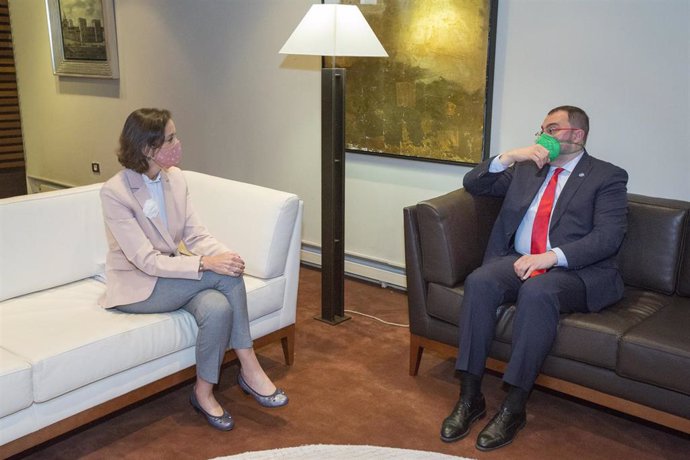 La ministra de Industria, Comercio y Turismo, Reyes Maroto, mantiene una reunión con el presidente del Principado de Asturias, Adrián Barbón, a 18 de junio de 2021, en la sede de la Presidencia en Oviedo.