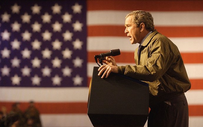 Archivo - George W. Bush se dirige a las tropas en Fort Hood (Texas) durante la guerra de Irak en 2003