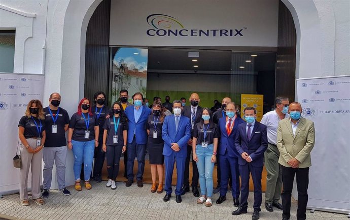 El presidente de la Junta, Guillermo Fernández Vara, y el presidente de la Diputación de Badajoz, Miguel Ángel Gallardo, entre otras autoridades, en la visita al call center de Olivenza