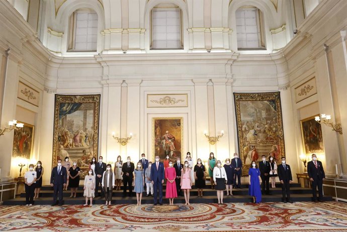 Los Reyes durante la entrega de la Orden del Mérito Civil a 24 españoles