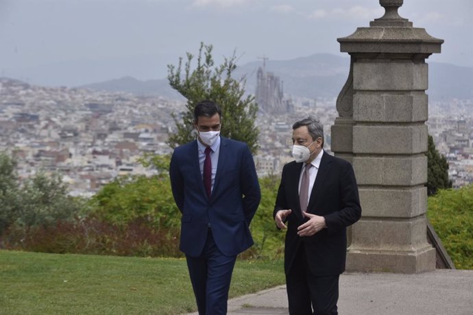 El president del Govern espanyol, Pedro Sánchez, i el primer ministre itali, Mario Draghi, en una trobada amb motiu de l'acte de clausura de la XXXVI Reunió del Cercle d'Economia, a 18 de juny de 2021, a Barcelona