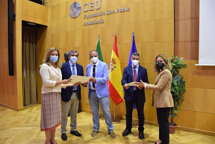 Acto de entrega de diplomas del primer curso de 'Experto en hombro' de la CEU Andalucía y la Sechc