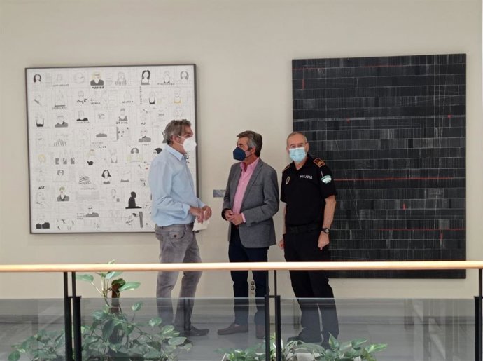 El artista cordobés Pepe Puntas, junto a Miguel Ángel Torrico y Antonio Serrano, en la donación de dos de sus obras a la Jefatura de la Policía Local de Córdoba por su jubilación tras una larga carrera como agente de la autoridad.