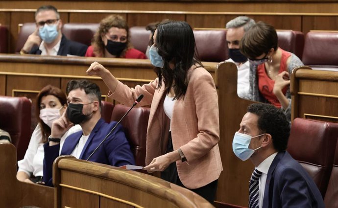 La líder de Cs, Inés Arrimadas, interviene en una sesión de control en el Congreso