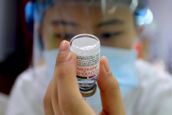 15 June 2021, Taiwan, New Taipei City: A health worker prepares a dose of AstraZeneca COVID-19 vaccine during nationwide vaccination programmes. Photo: Daniel Ceng Shou-Yi/ZUMA Wire/dpa