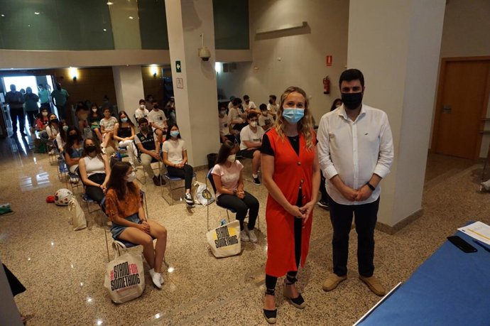 El asesor de programas del IAJ, Salvador García, y la delegada de Juventud y Deportes en la Diputación de Córdoba, Ana Blasco.