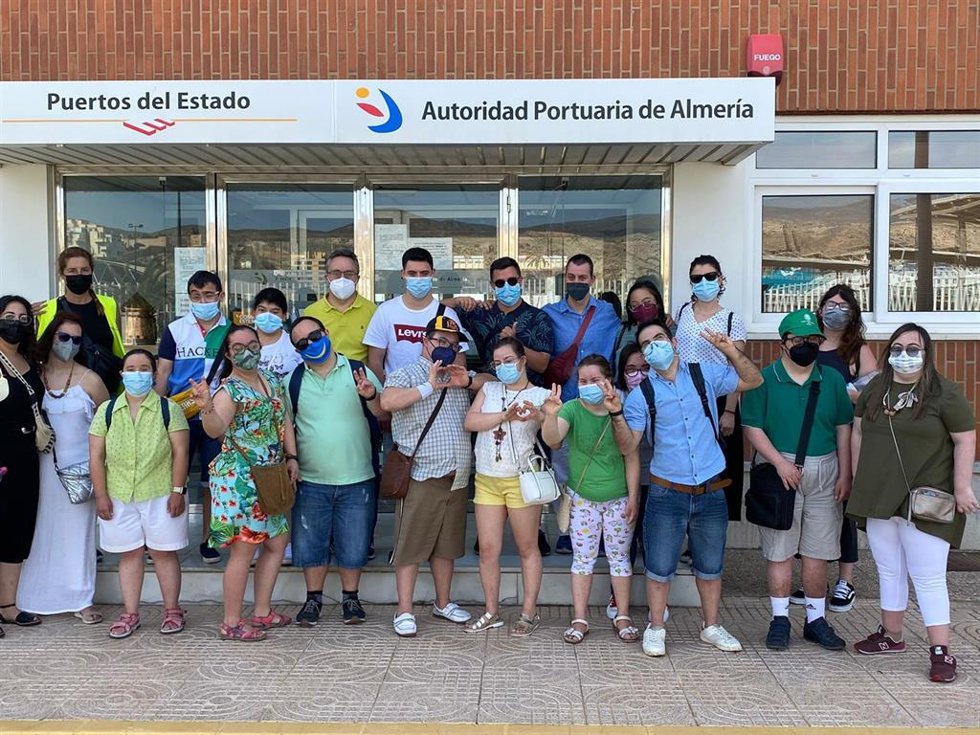Miembros de Asalsido visitan el Puerto de Almería