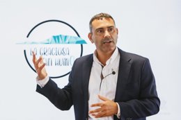 El alcalde de Teguise (Lanzarote) durante la prese