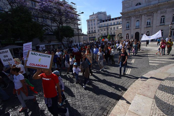 Archivo - 15 May 2021, Portugal, Lisbon: Protesters hold placards during an a protest against the Portuguese government's handling of the COVID-19 pandemic. Photo: Jorge Castellanos/SOPA Images via ZUMA Wire/dpa
