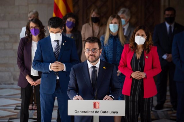 El presidente de la Generalitat, Pere Aragonès, acompañado de los consellers, ofrece una rueda de prensa tras la primera reunión del Consell Executiu del nuevo Gobierno catalán, en el Palau de la Generalitat, a 26 de mayo de 2021, en Barcelona, Catalunya 