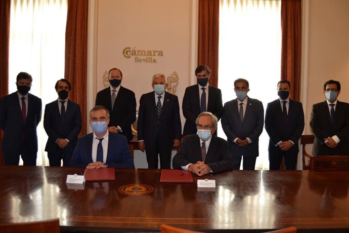 Acto en la Cámara de Comercio de Sevilla para la firma del manifiesto de apoyo a la conexión Sevilla-Huelva-Algarve vía AVE.