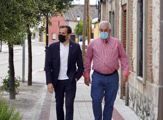 Conrado Íscar (izquierda) camina junto a Abel Manso (derecha).