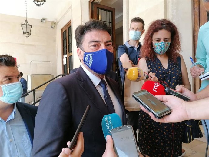 El alcalde, Luis Barcala, atiene a los medios en Alicante