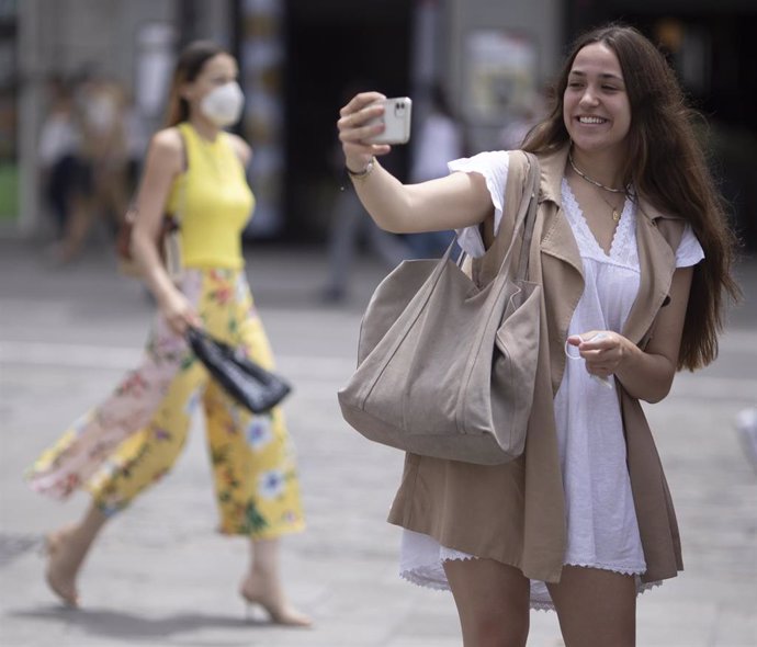 Una mujer se echa un selfie sin mascarilla