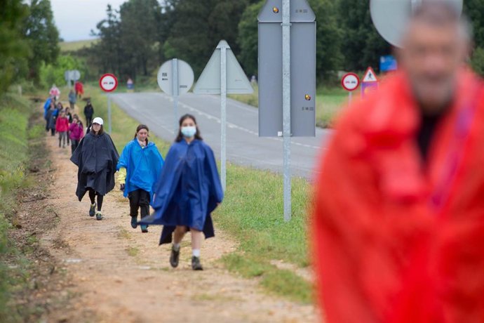 Un grupo escolar madrileño camina dirección a Santiago de Compostela por la ruta del Camino de Santiago francés