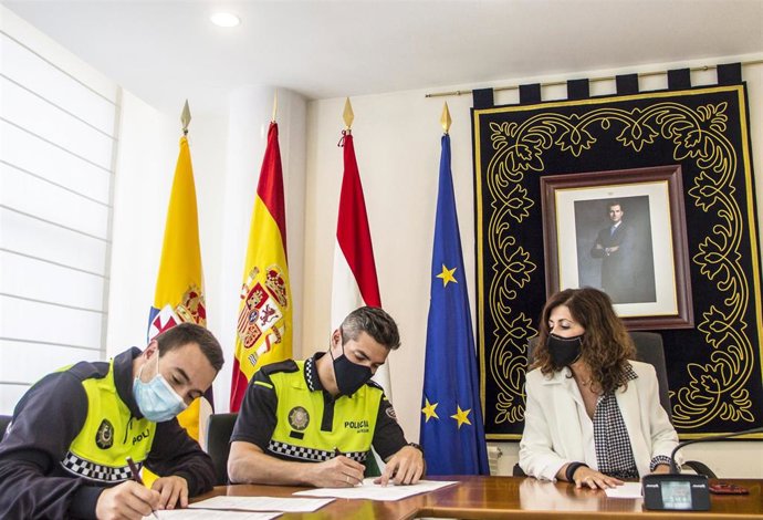 Dos nuevos funcionarios de carrera tas 16 años