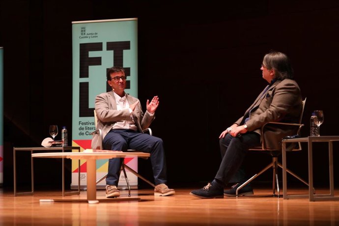 El escritor Javier Cercas y el director literario de FILE, Jesús Ruiz Mantilla, conversan en la inauguración del Festival.