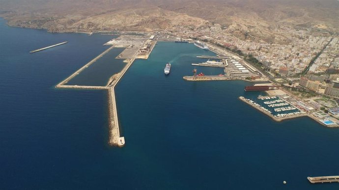 Archivo - Panorámica del dique exterior y el muelle de Pechina en el puerto de Almería