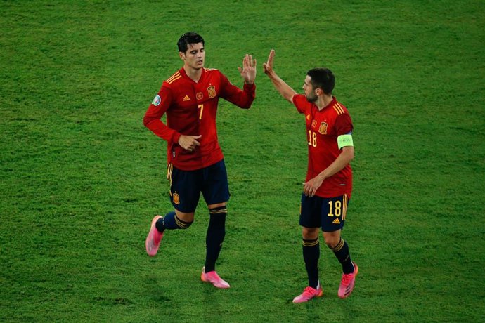 Alvaro Morata saluda a Jordi Alba antes de abandonar el campo en el España-Suecia de la Eurocopa 2020