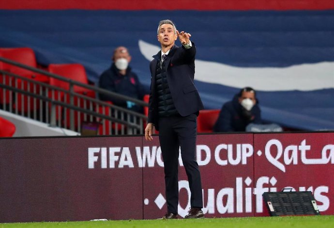 Archivo - 31 March 2021, United Kingdom, London: Head coach of the Polish national soccer team Paulo Sousa stands on the touchlines during the 2022 FIFA World Cup European Qualifiers Group I soccer match between England and Poland at Wembley Stadium. Ph