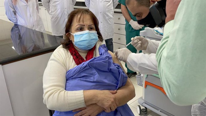 Archivo - La ministra de Salud palestina, Mai al Kaila, recibe la primera dosis de la vacuna contra el coronavirus en el Hospital Hugo Chávez, en Ramallah