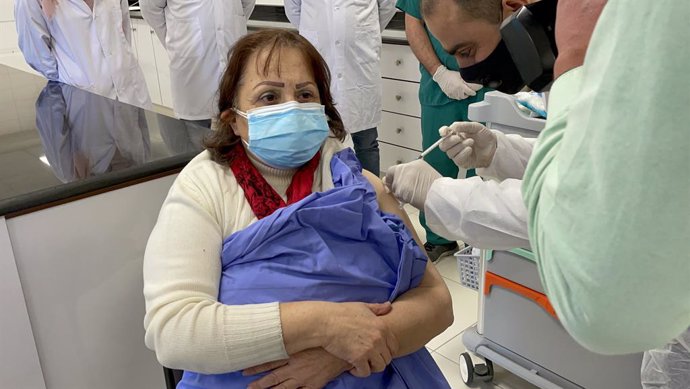 Archivo - 02 February 2021, Palestinian Territories, Ramallah: Palestinian Health Minister Mai Alkaila receives the first dose of the Moderna coronavirus (COVID-19) vaccine at the corona Hugo Chavez Hospital, in the West Bank. Photo: -/APA Images via ZU