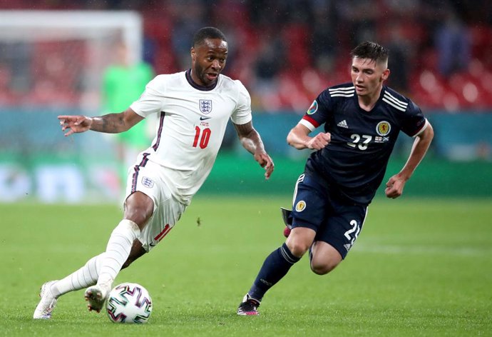 18 June 2021, United Kingdom, London: England's Raheem Sterling (L) and Scotland's Billy Gilmour battle for the ball during the UEFA EURO 2020 Group D soccer match between England and Scotland at Wembley Stadium. Photo: Nick Potts/PA Wire/dpa
