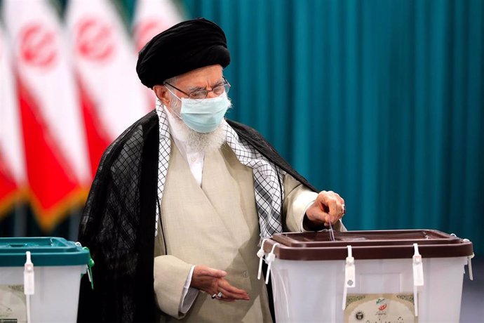 El líder supremo de Irán, el ayatolá Ali Jamenei, emite su voto durante la decimotercera elección presidencial de Irán.