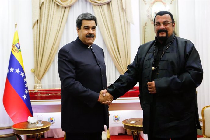 Archivo - HANDOUT - 04 May 2021, Venezuela, Caracas: Nicolas Maduro (L), president of Venezuela, and American actor Steven Seagal (R) shake hands during his visit as a special envoy of the Russian Foreign Ministry. Photo: Zurimar Campos/Prensa Miraflore