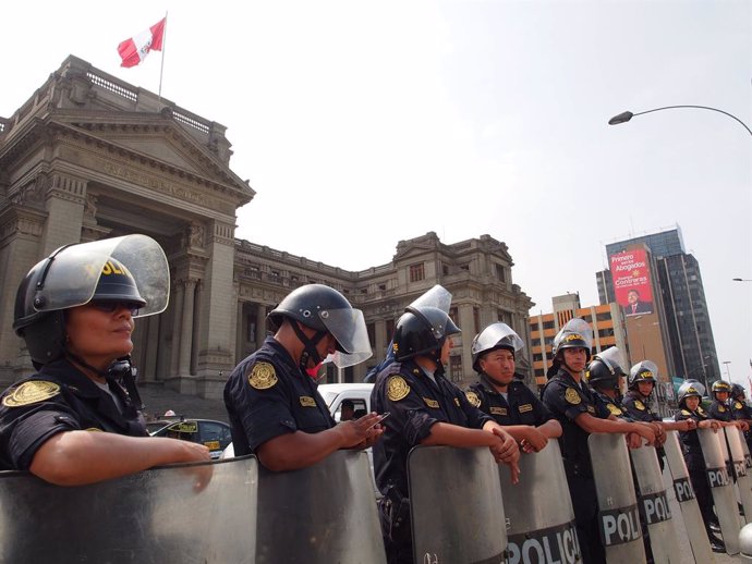 Archivo - 27 February 2020, Peru, Lima: Police officers stand outside the Supreme Court of Peru during a demonstration by Awajun Indians from the Peruvian Amazon against corruption. Photo: Carlos Garcia Granthon/ZUMA Wire/dpa