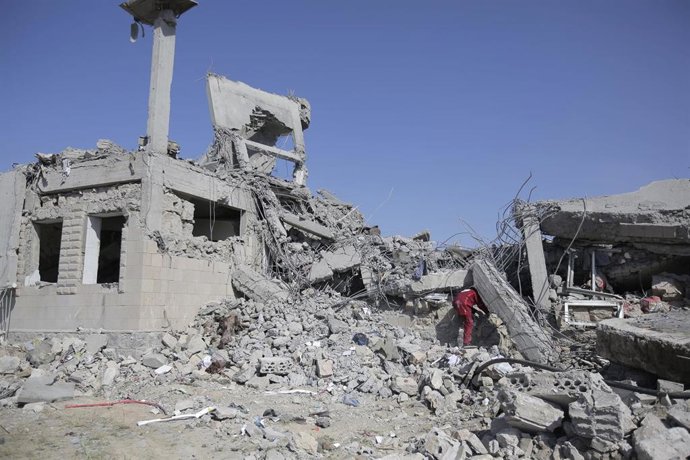 Archivo - Bombardeo de la coalición liderada por Arabia Saudí contra un centro de detención gestionado por los huthis en Yemen