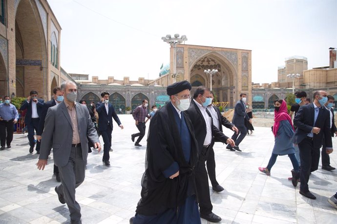 26 May 2021, Iran, Tehran: Chief Justice of Iran and presidential candidate Ebrahim Raisi tours Tehran market. Photo: Mohammadreza Abbasi/ATPImages via ZUMA Wire/dpa