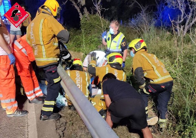 Bomberos atienden a una persona herida en un accidente en Pedreguer (Alicante)