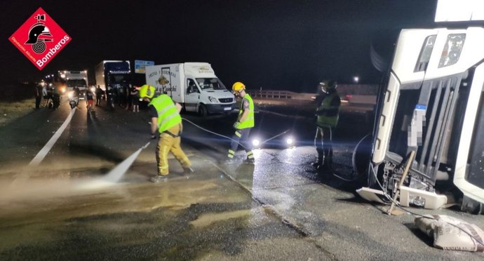 Un camión frigorífico vuelca en la A-7 a su paso por Crevillent (Alicante)