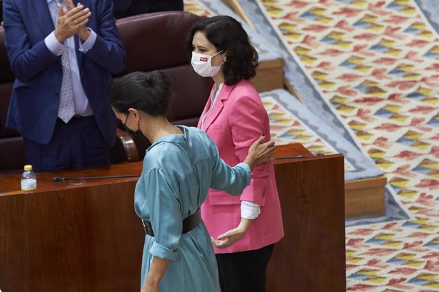 La candidata de Vox a las elecciones de la Comunidad de Madrid, Rocío Monasterio, se dirige a la presidenta en funciones de la Comunidad de Madrid, Isabel Díaz Ayuso.