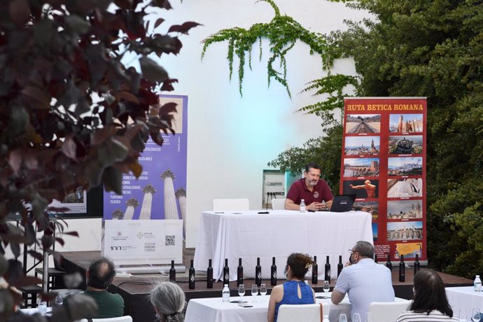 El arqueólogo investigador de la Universidad de Cádiz (UCA) Manuel León ofrece la conferencia 'In vino veritas', junto a una cata científica con las variedades Mulsum, Sanguis y Mesalina.